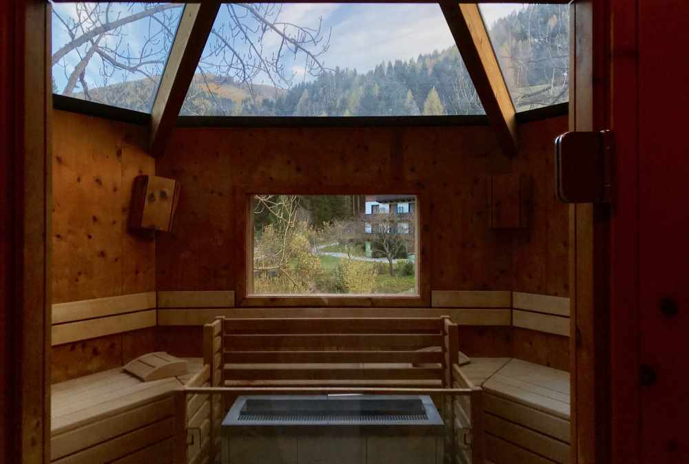 Familienhotel Bad Kleinkirchheim: Das ist die Baumhaus Sauna im Familienhotel. Am besten ist die Stimmung, wenn die Sonne untergeht. 