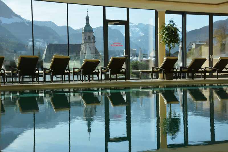 Einzigartig in diesem Familienhotel Berchtesgaden: Der Pool mit diesem Ausblick!