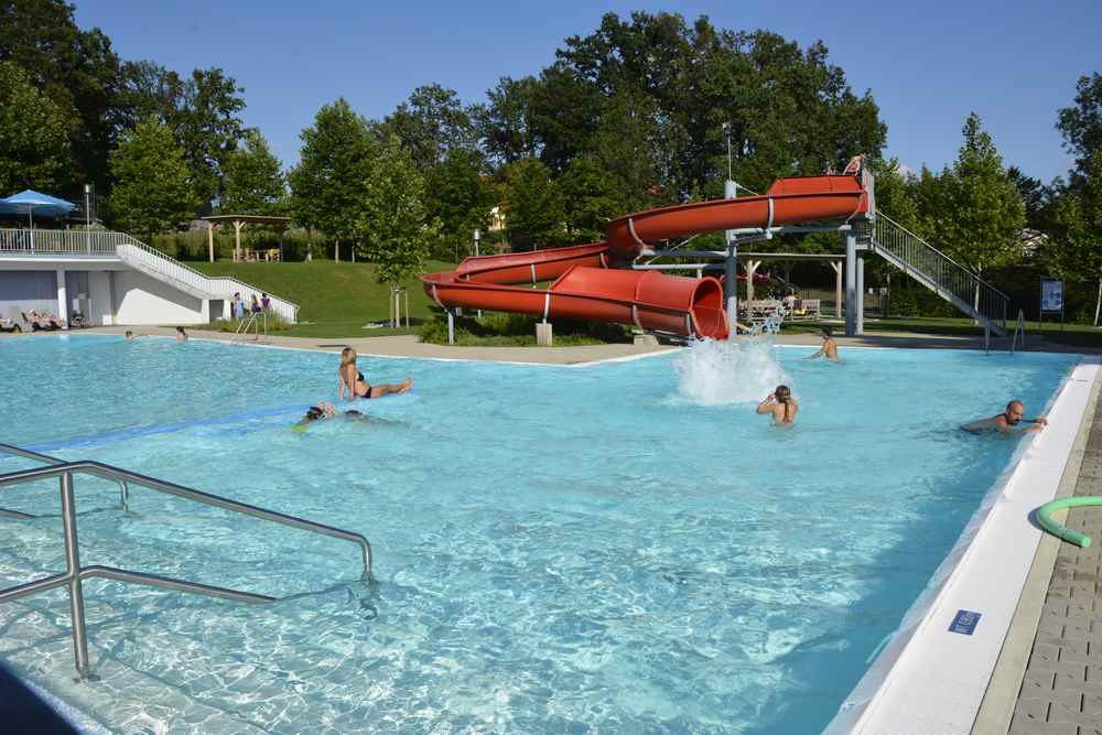 Das öffentliche Schwimmbecken von Neutal ist groß wie in einem Familienhotel