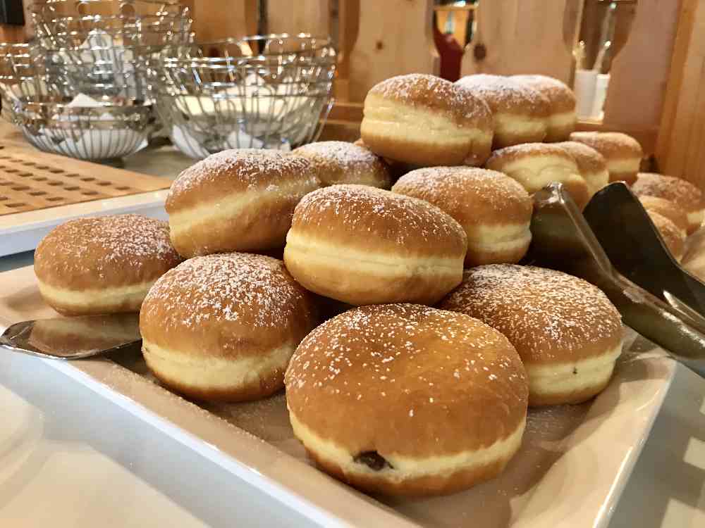 Wunderbar am Frühstücksbuffet: Die morgendlichen Krapfen im Almresort Hotel auf der Gerlitzen