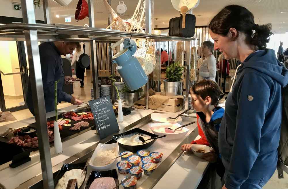 Reichhaltiges Frühstücksbuffet im Familienhotel Hamburg: Hier der Bereich mit Joghurt 