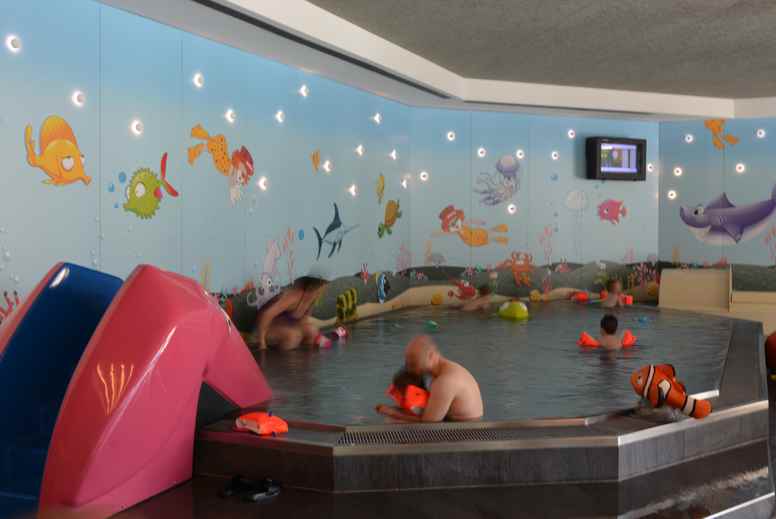 Das Schwimmbad im Familienhotel in Südtirol