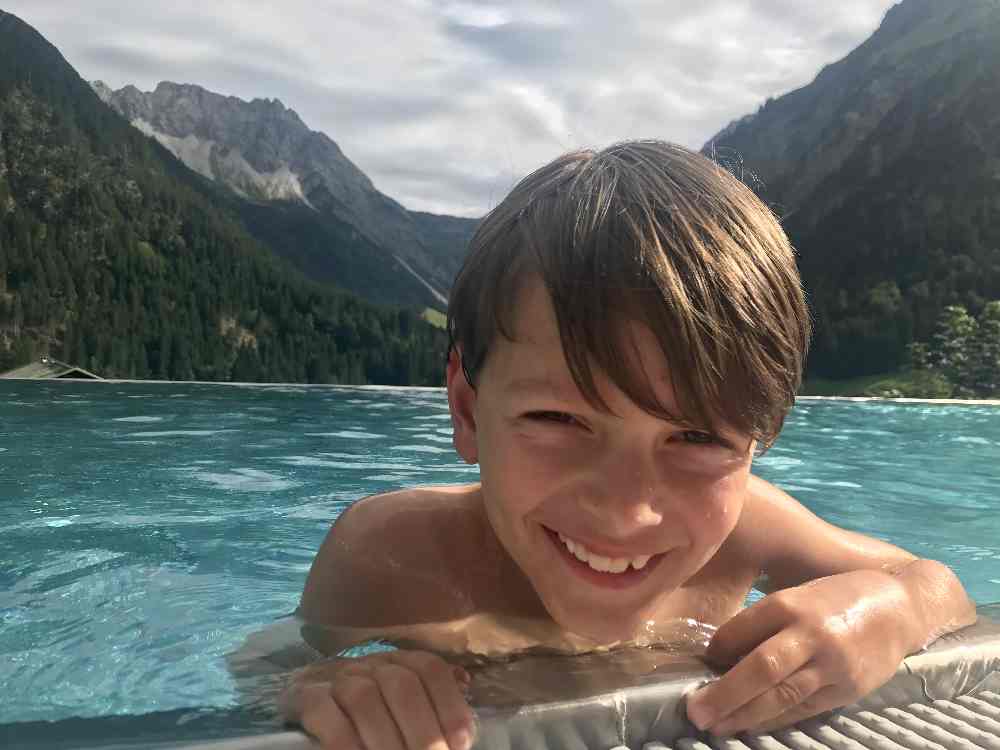 Das ist Erholung! Der Pool mit Bergpanorama im Familienhotel Rosenhof