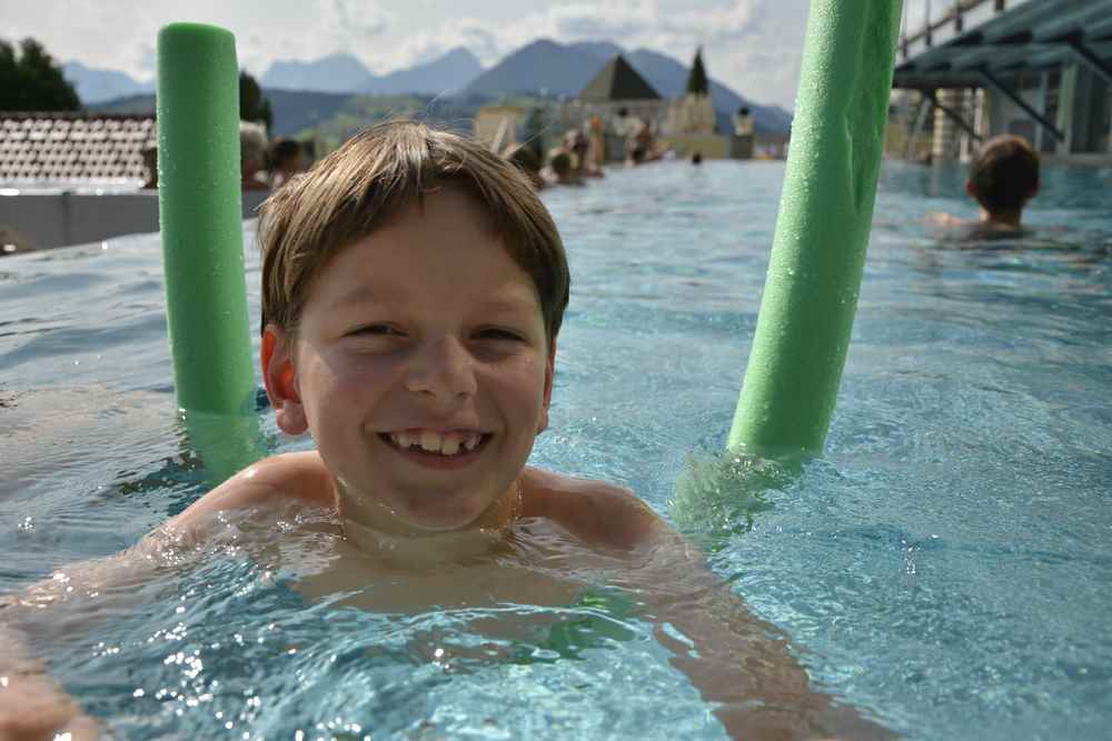 Viel Schwimmbad für die Kinder im nächsten Reiseziel: Das tolle Außenbecken im Familienhotel Dilly in Windischgarsten