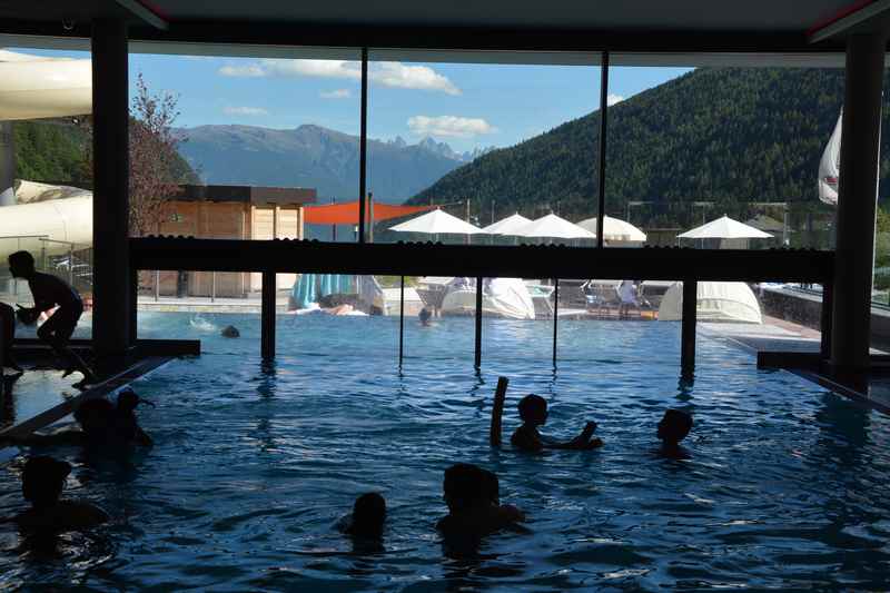 Familienhotel Huber - Schwimmbad mit Blick auf die Dolomiten