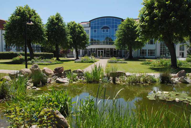 Familienhotel Boltenhagen: Der Blick vom großzügigen Park auf das Hotel