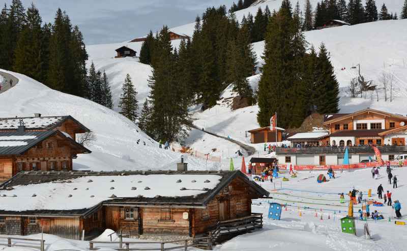 Familienhotel an der Piste: In der Früh gleich vom Frühstücksbuffet zum Skifahren