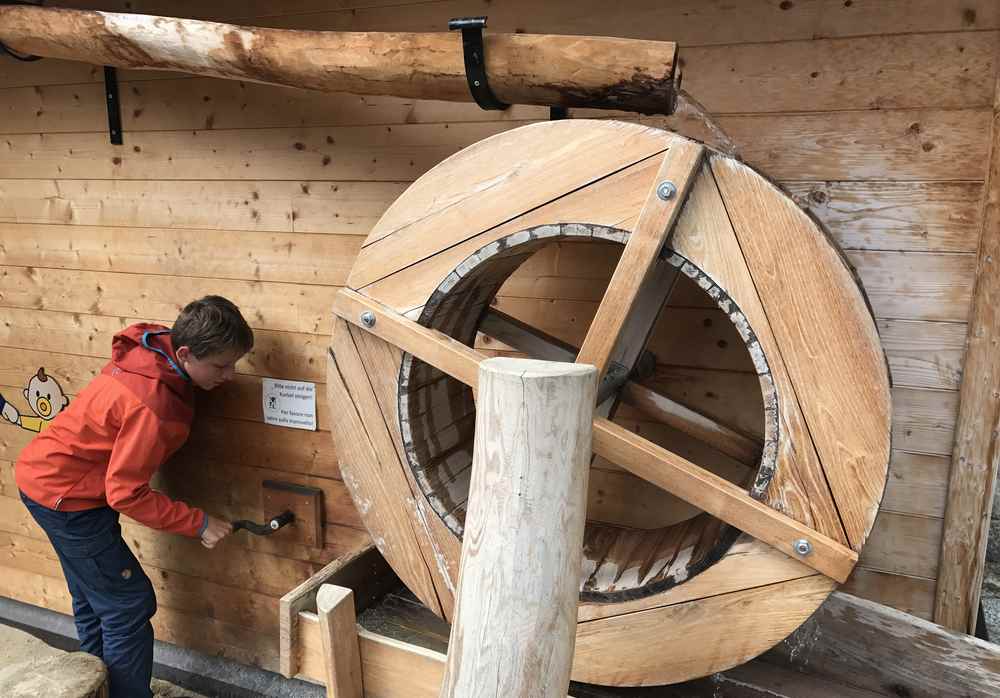 Das große Wasserrad zum Spielen im Garten