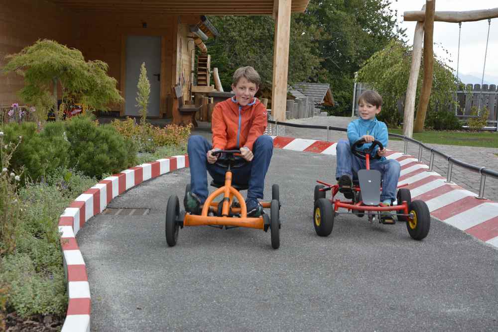 Go-Kart-Bahn - die ewige Liebe der beiden Buben