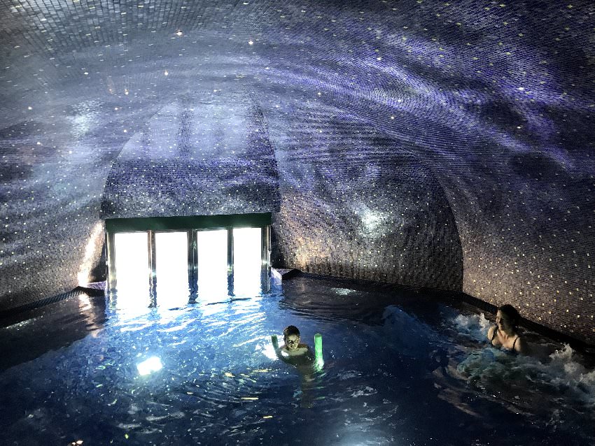 Luxus Familienhotel Südtirol - baden in der blauen Grotte