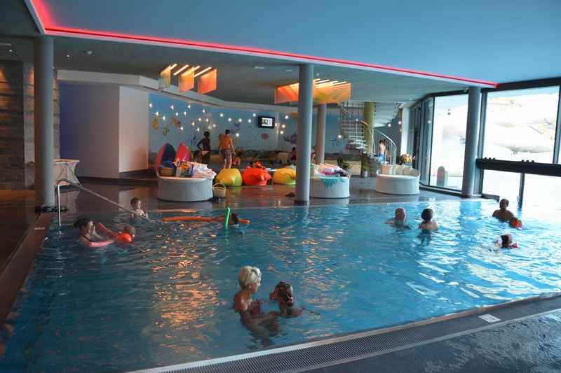 Das ist das Schwimmbad im Familienhotel Huber