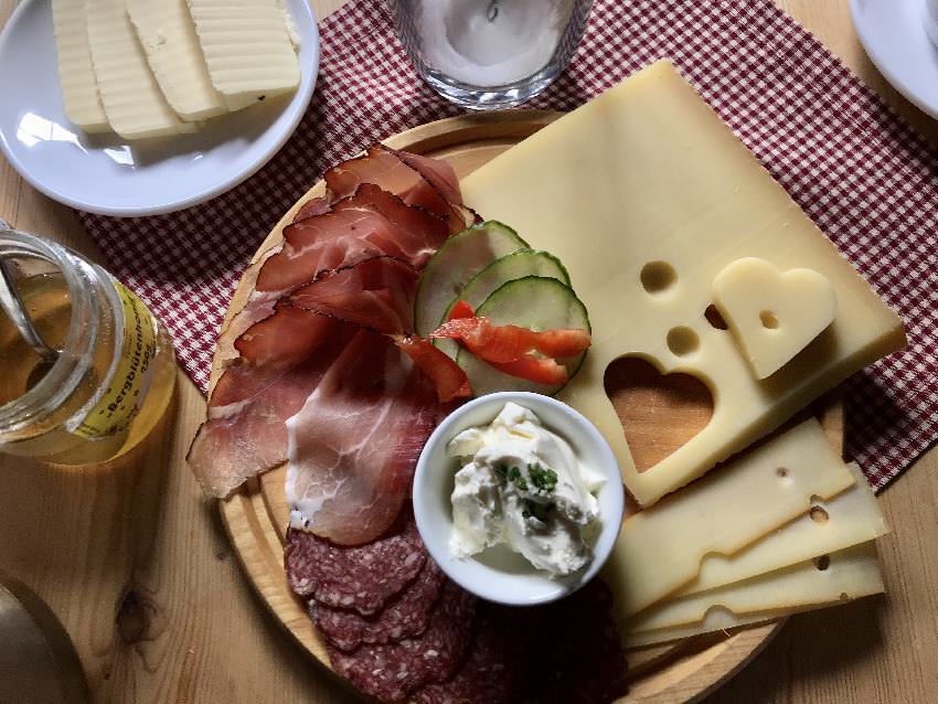 Speziell im Familienhotel Vorarlberg:  Rosenhof Frühstück auf der Alm! 