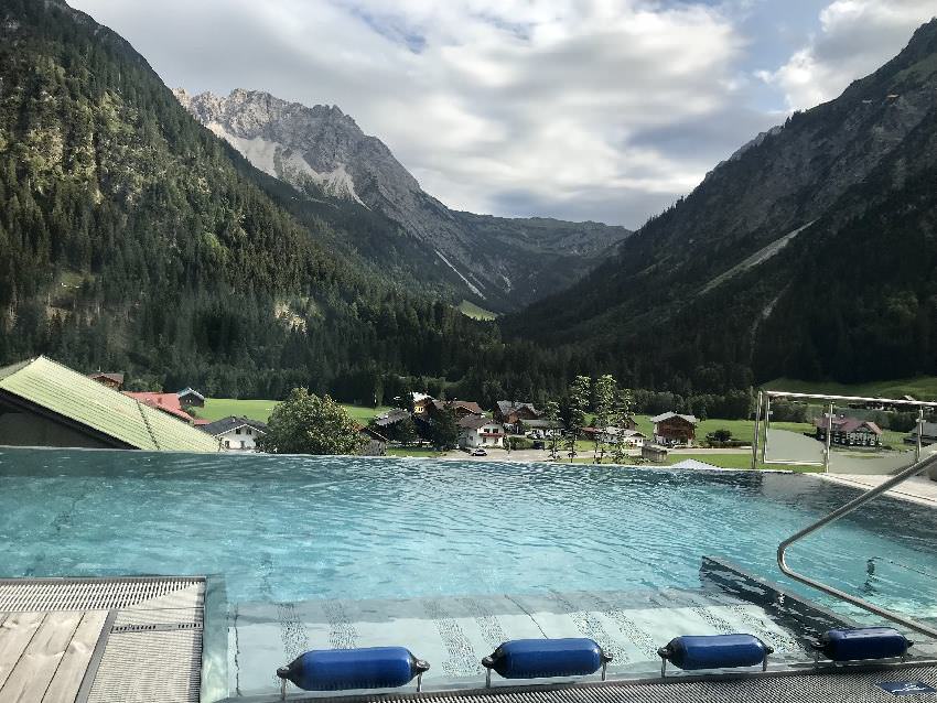 Familienhotel Vorarlberg mit Pool: Dein Ausblick aus dem Rosenhof Schwimmbad im Kleinwalsertal 