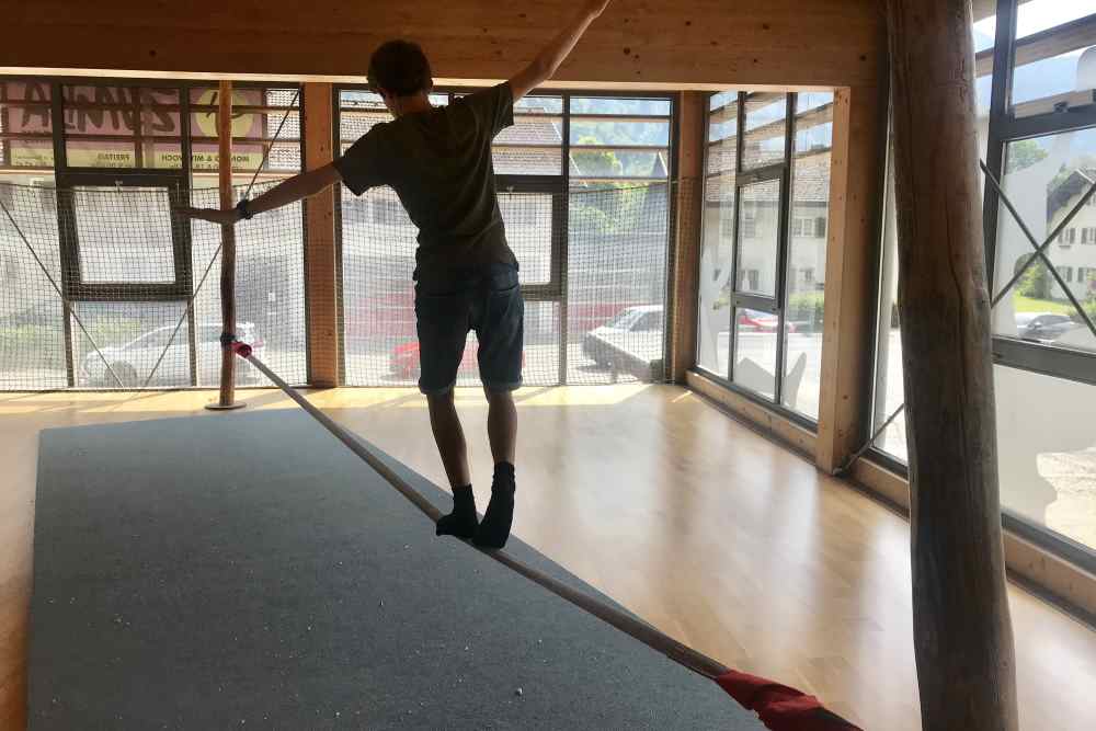 Familienhotel Vorarlberg im Montafon: Indoor Spielplatz mit Slackline