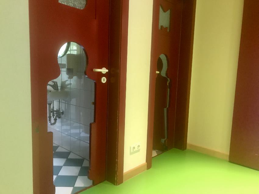 Vieles ist im Rosenhof individuell: So wie die WC Türen für Kinder im Kinder-Erlebnisbereich