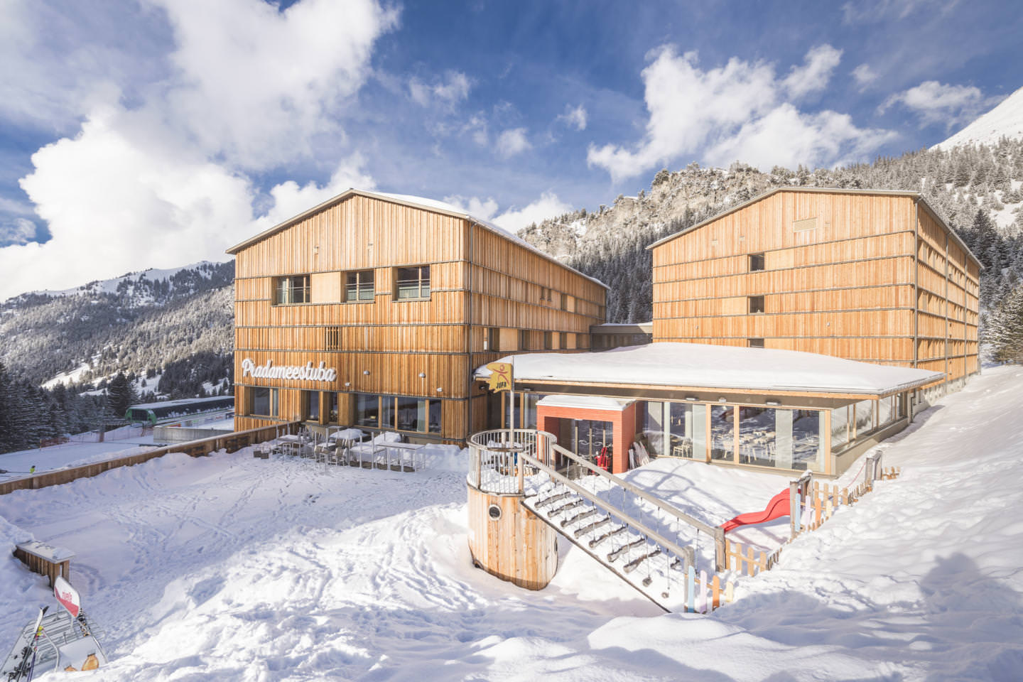 Das JUFA Familienhotel liegt direkt im Skigebiet, (c) JUFA Hotels