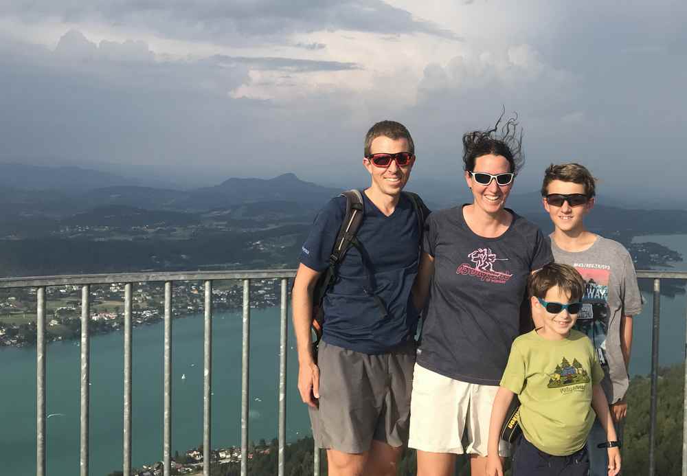 Auf dem Pyramidenkogel: Der Wind bläst und kräftig durch - aber angenehm bei noch 30 Grad am Abend