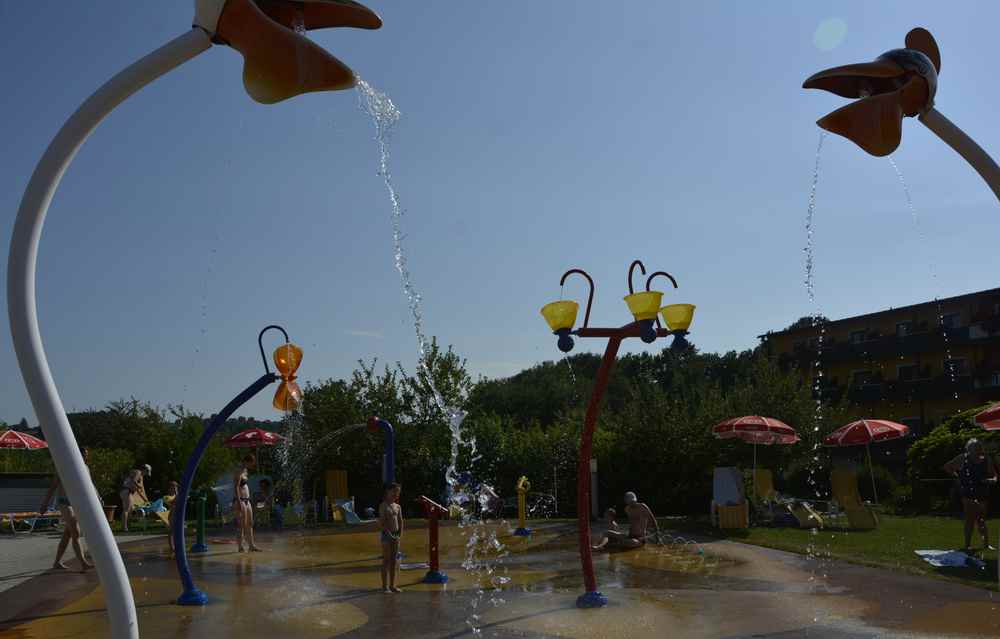 Der Wasserpark außen mit dem wasserspeienden Störchen