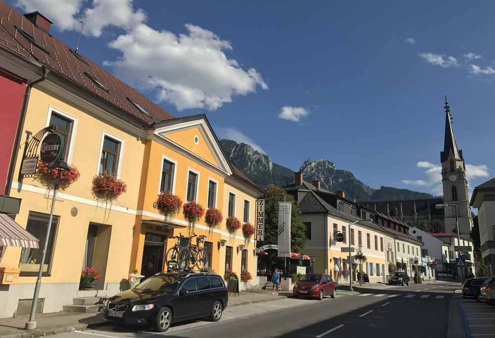 Die Hauptstraße durch den Ort Admont, hinten die Kirchtürme vom Stift