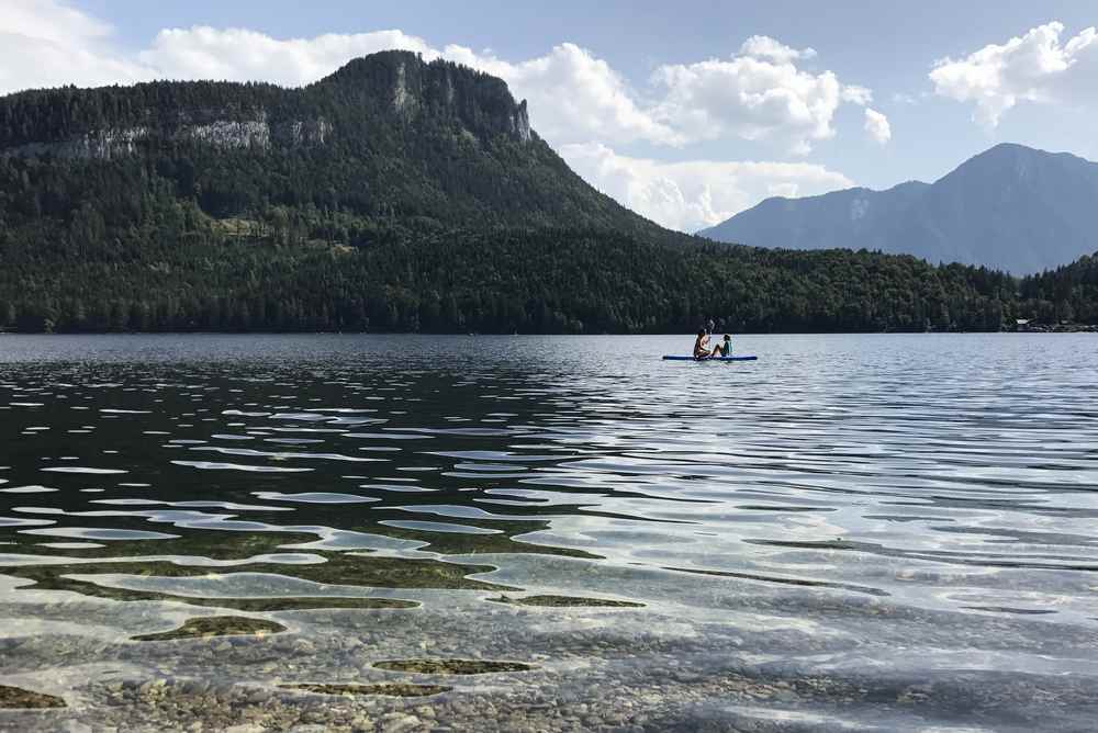 Das Wasser im Altausseer See ist glasklar, eine Mama paddelt mit ihrer Tochter 