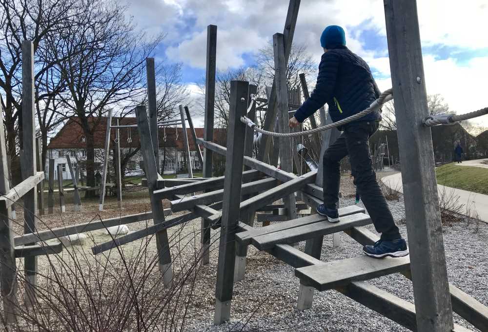 Kinder zwischen 5 und 12 Jahren finden es spannend am Abraxas Spielplatz zu Klettern und die Geschicklichkeit zu üben