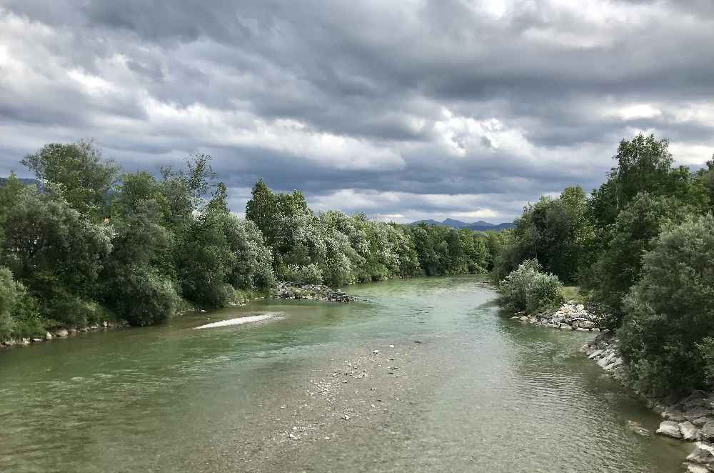 Familienurlaub Bayern: An der Isar wandern, radfahren und beim Rafting zuschauen