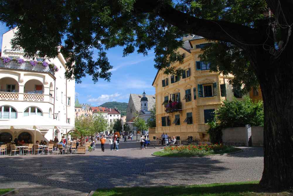 Der Bummel durch die Stadt Brixen mit den vielen historischen Gebäuden