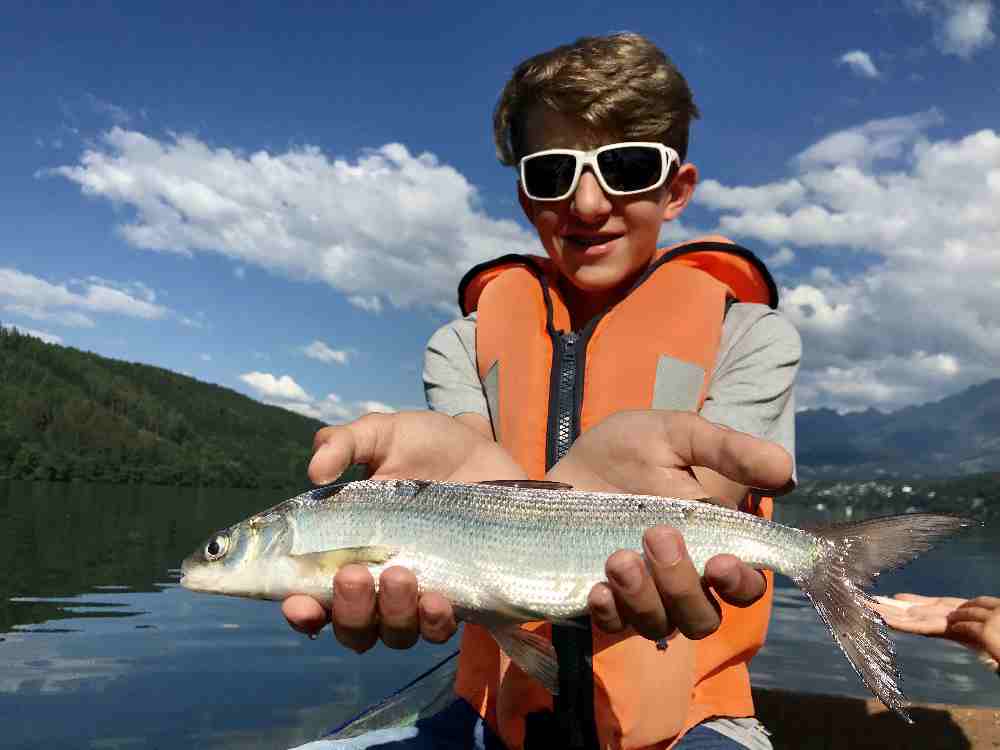 Familienurlaub am See: Für die einen ein Erlebnis, für die anderen Passion: Fischen mit Kindern, möglich beim Familienhotel Post am Millstätter See