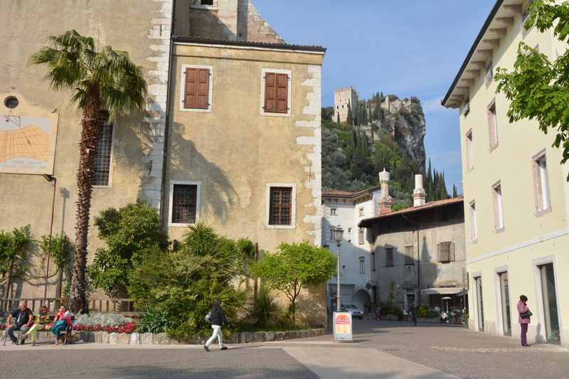 Im Familienurlaub Gardasee mit Kindern den Kletterort Arco mit der schönen Burg besuchen