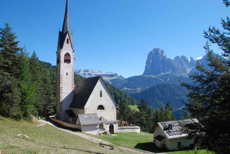 Familienurlaub Gröden - eine leichte Familienwanderung zum Postkartenmotiv St. Jakob