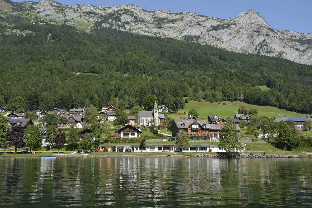 Auf der Drei Seen Tour: Vom Wasser aus sehen wir den Ort Grundlsee im Ausseerland