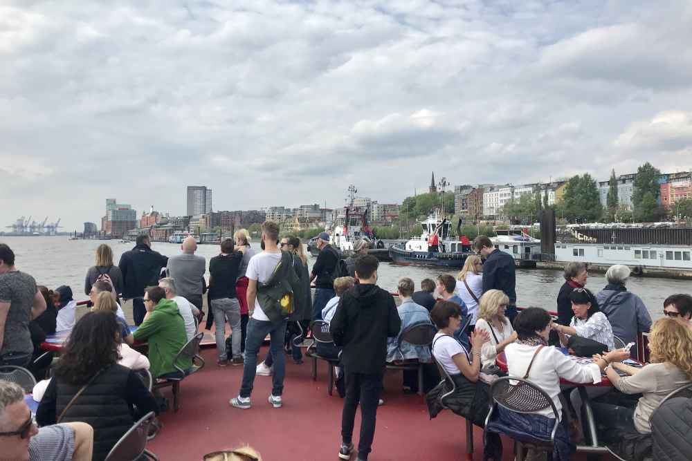 Mit dem zweiten Schiff geht es von den Landungsbrücken vorbei an Hamburg Altona