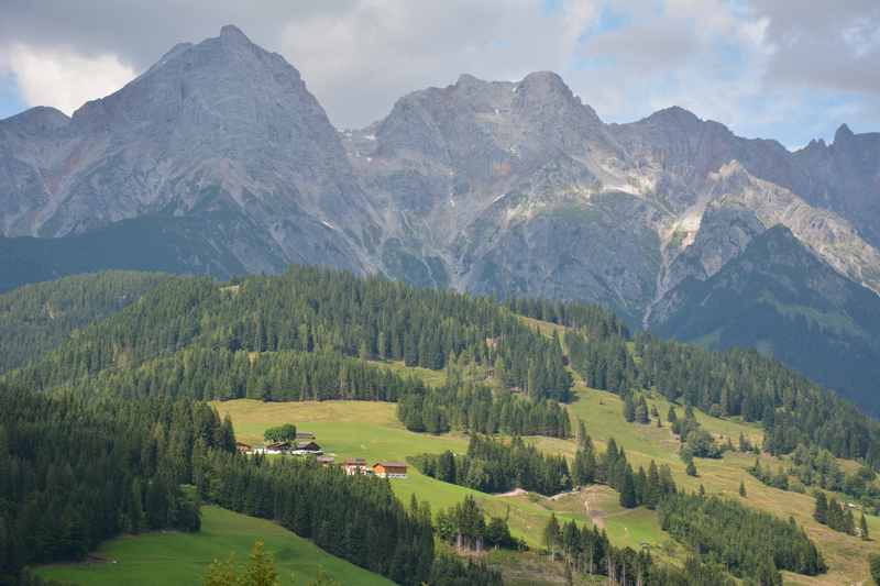 Einmalig der Ausblick vom Hüttendorf Maria Alm auf den Hochkönig