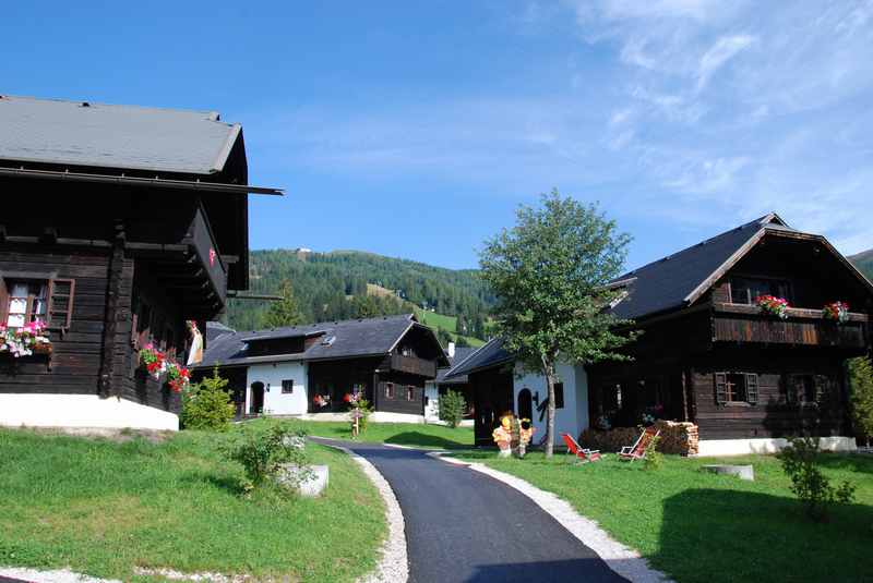 Das ist das Feriendorf Kirchleitn - eines der Kinderhotels in Kärnten