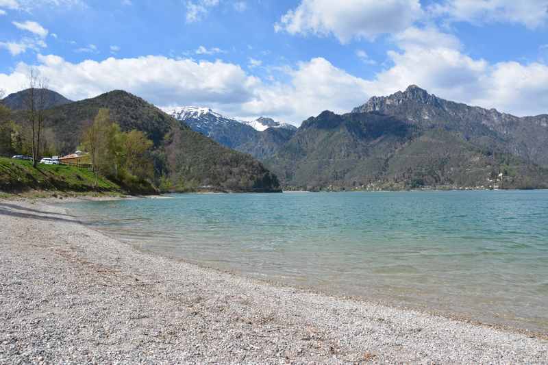 Familienurlaub Ledrosee - der leere Strand am Ledrosee in der Vorsaison