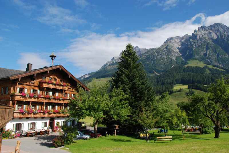 Familienurlaub Leogang - hier das Hotel Embachhof bei den Hütten des Steinalmdorf