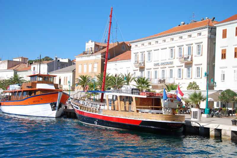 Familienurlaub Kroatien - die prächtigen Gebäude an der Promenade in Losinj