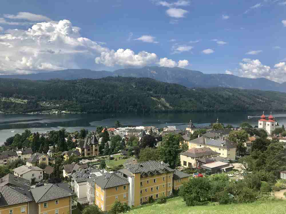 Familienurlaub Millstätter See - der Blick auf Millstatt mit dem Kloster und dem fischreichsten See in Kärnten 