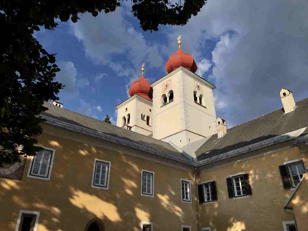 Das sind die bekannten Kirchtürme von Millstatt - das Kloster im Abendlicht