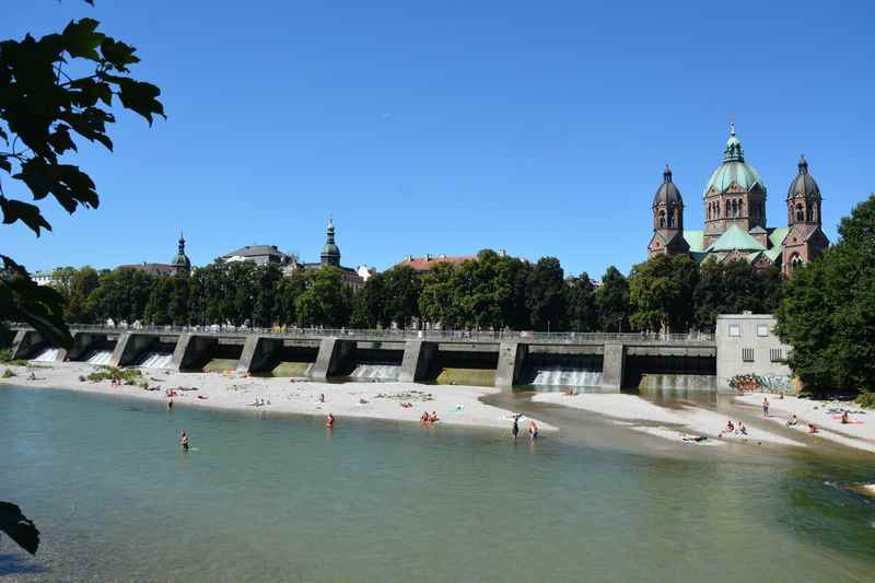 Familienurlaub Bayern: München mit der Isar und Karlskirche