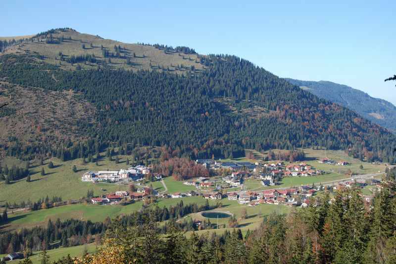 Familienurlaub Oberjoch - der Ort Oberjoch im Kessel und links am Rand das Kinderhotel Oberjoch