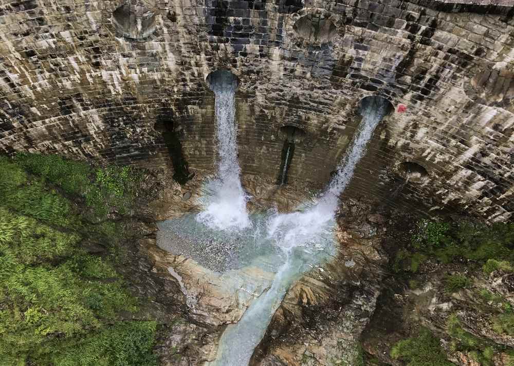 Roadtrip Österreich:  In Osttirol sind wir in Kals am Großglockner über eine Hängebrücke gewandert mit Blick auf diesen Wasserfall