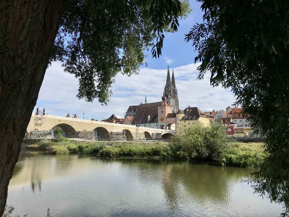 Familienurlaub in Regensburg - unser Stadtrundgang durch Regensburg mit Kindern führt über die steinerne Brücke 