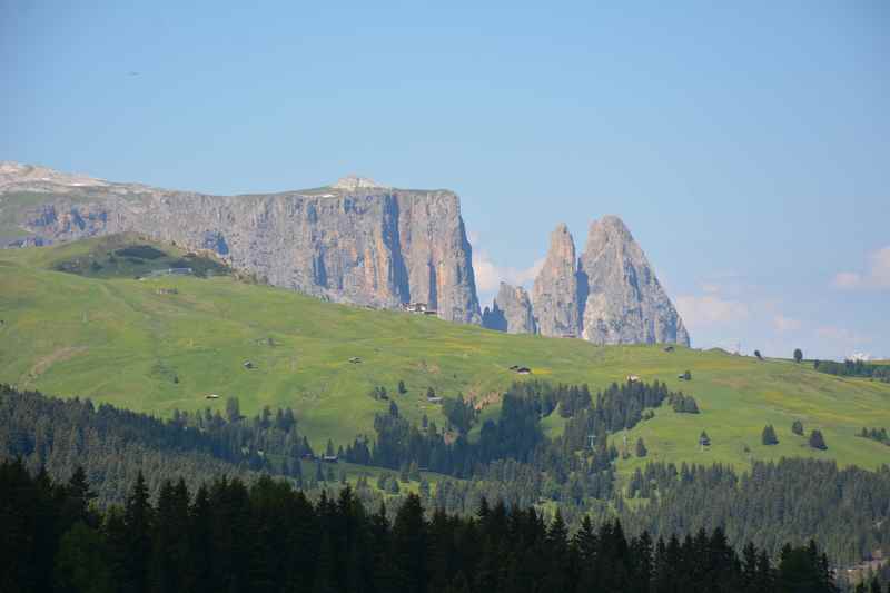 Familienurlaub Seiser Alm in Südtirol - mit Blick auf den Schlern