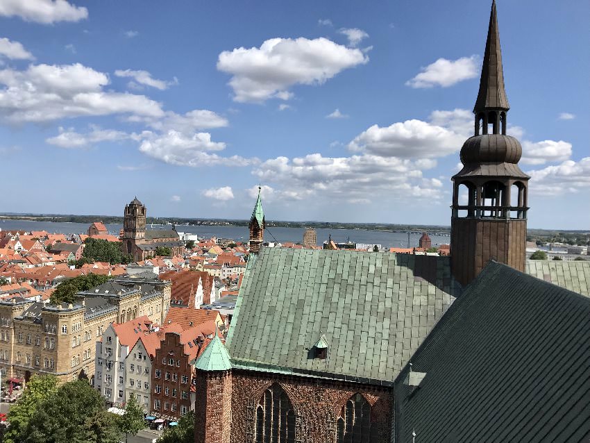 Familienurlaub Stralsund mit Kindern - hier ein Blick über die Stadt, links einige Hausfassaden