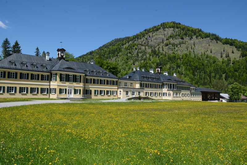 Bekannt ist Wildbad Kreuth von den politischen Veranstaltungen - wir machen hier unsere Familienwanderung am Tegernsee in Richtung Wolfsschlucht