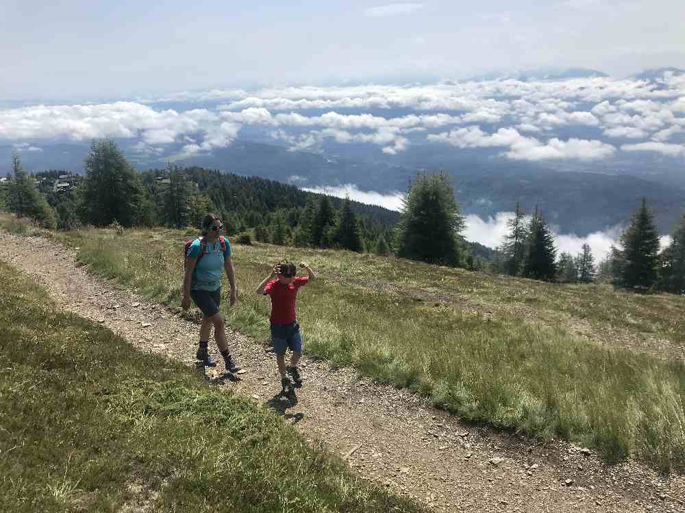 Villach mit Kindern: Bei einer Familienwanderung auf der Gerlitzen hast du diesen Ausblick auf die Berge.