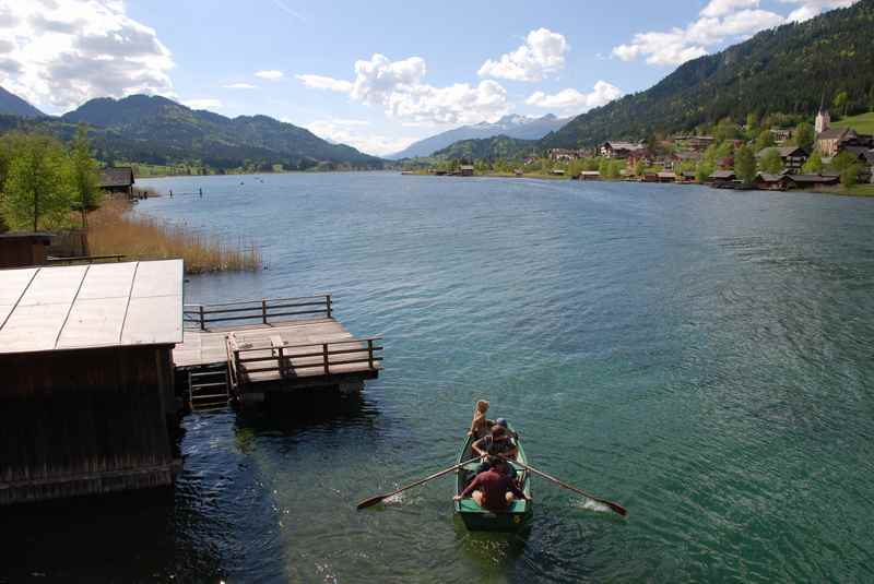 Familienurlaub Weissensee in Kärnten: Eine Fahrt mit dem Ruderboot auf dem See in Österreich