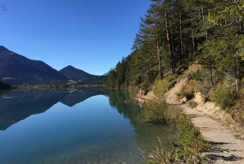 Familienurlaub Lermoos:  Iin Tirol wandern mit Kindern am Heiterwanger See 