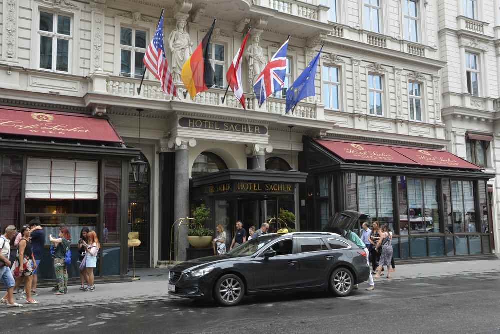 Hinter dieser Fassade steht das bekannteste Hotel der Stadt: Das Sacher in Wien 